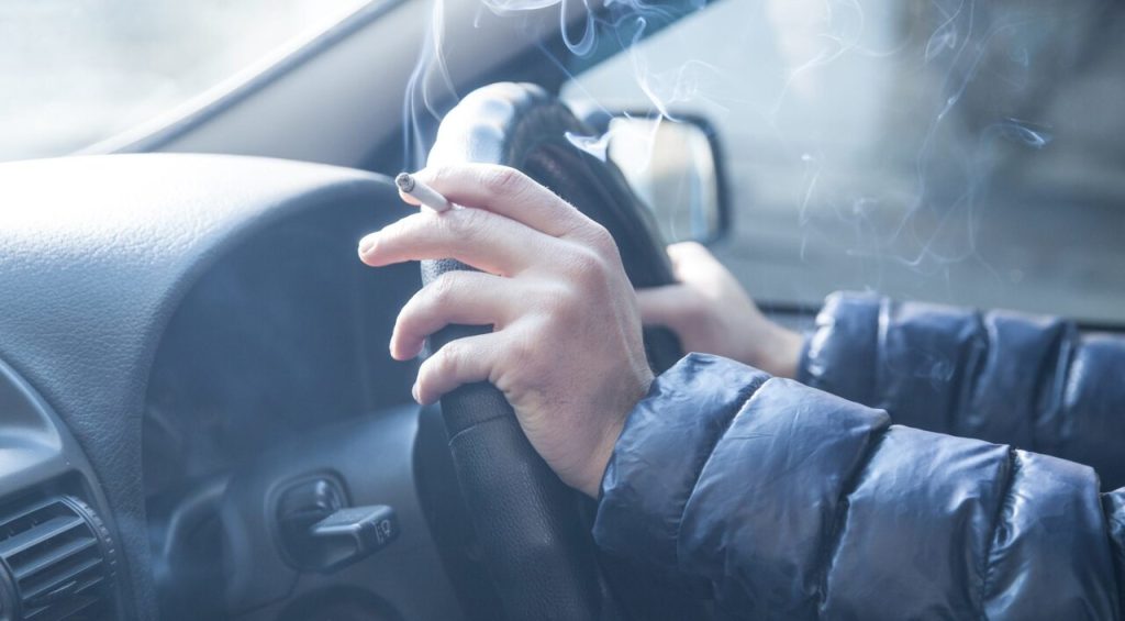 از بین بردن بوی سیگار در ماشین با ۷ روش ساده