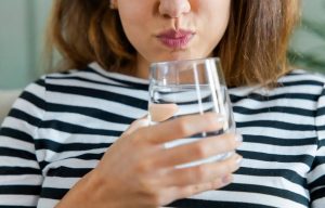 Read more about the article غرغره آب نمک در درمان سرماخوردگی چقدر مؤثر است؟