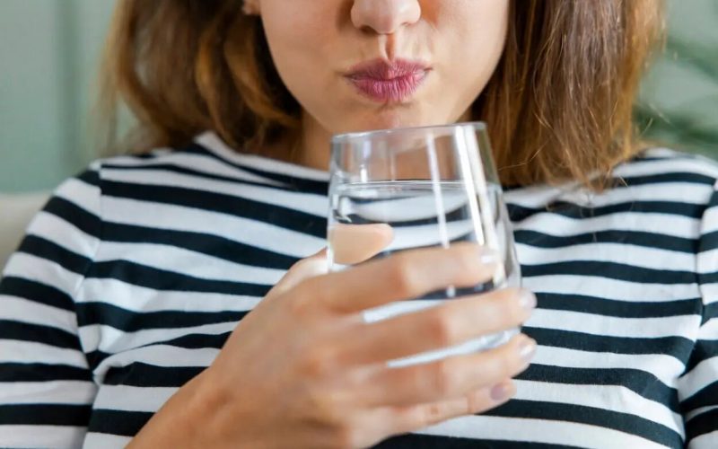 غرغره آب نمک تا چه میزان در رفع سرماخوردگی مفید است؟