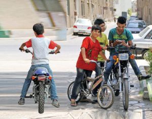 Read more about the article گواهینامه موتور برای نوجوانان ۱۶ ساله؛ فرصت یا تهدید؟