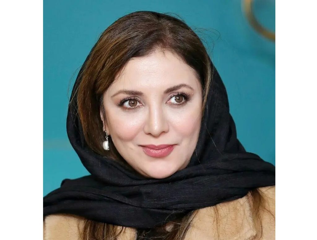 ماجرای خفت گیری خانم بازیگر و یادداشتی که به او دادند!