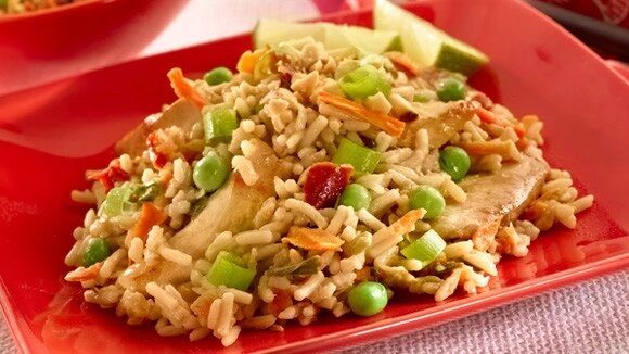 برنج مرغ سرخ شده چینی به سبک رستورانی