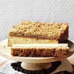 کیک دانمارکی دو لایه با گردو؛ دسر خوش‌بافت و آسان برای عصرانه