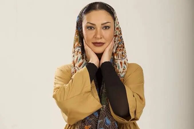 خانم بازیگر بعد از سال‌ها با پوشش متفاوت به تلویزیون برگشت