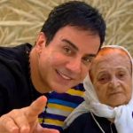 گریه عموپورنگ روی تابوت مادرش